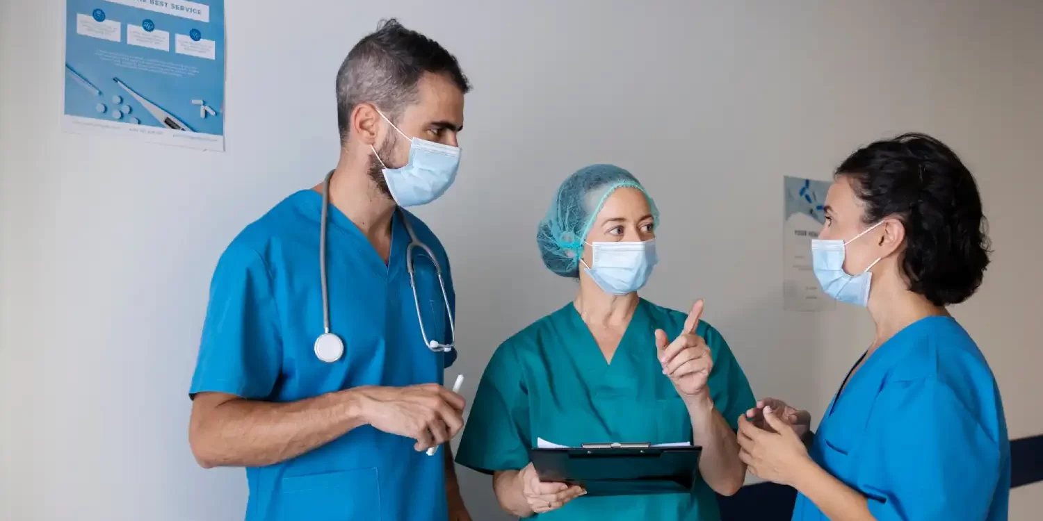 Medium shot nurses chatting at work