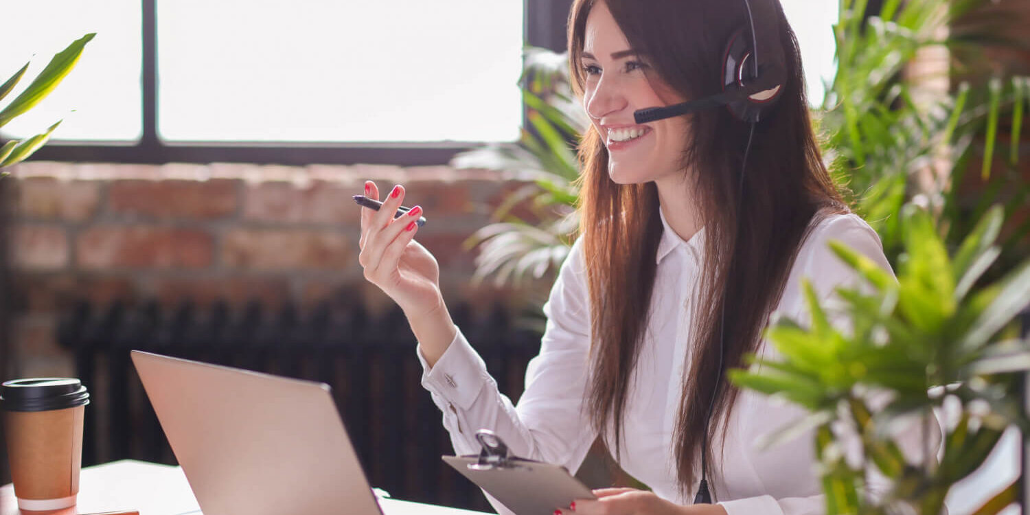 portrait-woman-customer-service-worker